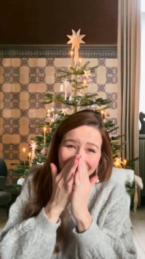 Katrin Bauerfeind Instagram - Jedes Jahr ein Highlight: Weihnachten mit der schwäbischen Oma! Bisweile amüsant bis schockierend! Aber Tradition is nun mal Tradition! Für mich gibt‘s dafür 1 Stern auf der Tanne! Nächstes Jahr gerne wieder! 
Kann‘s kaum erwarten!😅