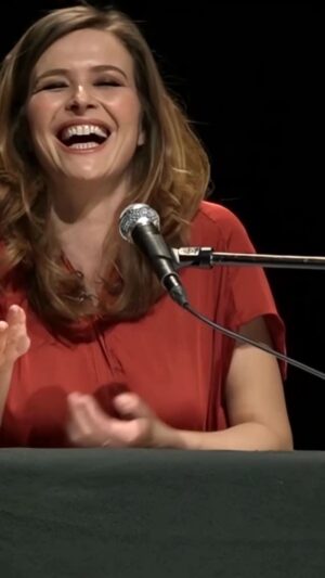 Katrin Bauerfeind Instagram - Throwback zu 2015 und meinem allerersten Live-Programm „Mir fehlt ein Tag zwischen Sonntag und Montag“ - damals noch sitzend am Tischle! Eben auf ner alten Festplatte gefunden…in Schorndorf war das!

Und kennt ihr? Wenn man zurück in die Heimat kommt und keiner versteht einen? Und Schwaben messen Elend wirklich oft nochmal in anderen Einheiten. Schicksalschläge bitte eh nicht - aber doch gleich gar nicht, wenn du grad so viel Geld für eine Einbauküche ausgegeben hasch.…

——————
#schwaben #netthieraberwarensieschonmalinbadenwürttemberg #gschichtenausmländle