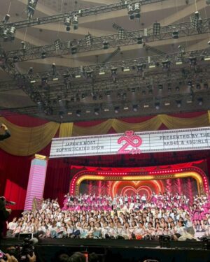 Kayo Noro Instagram - AKB48 チームK 
・
本当に色々な思い出があります☺️
メンバーは友達とも家族とも違う、、、何て言っていいかわからないけど。とにかく面白くて可愛くて。この先も人生においてきっと大切な存在なことは確かです。
色々苦労したこともあったけど、このチームKのメンバーだったから私みたいな人間もやってこれたんだなと思います。本当にチームKメンバーには感謝しています。本当にみんなにありがとう。
・
今回もさ、、、完璧なちゃんとした私をみんなとファンの人とスタッフさん達に見せたかったのに。チームK曲であんなことになっちゃって。。（何のことかわからない方はHuluでコンサート見てみてね♡）w
みんなが笑ってくれてて本当になんていうか、、、感謝しかないw
私は私から逃れられないと思い知りました🥲w
現役メンバーもごめんね🙇‍♀️
けどーーーーーーーーー！！！！！！！！！
めちゃくちゃめちゃくちゃ楽しかった😆🩷
ごめんね！楽しかった😆w
また日本武道館でみんなと元気に会えてよかった👍
それにつきます。
そして
本当に奇跡みたいな20年間を過ごしたんだなって思います。
今のところ、積み重なった奇跡的な毎日、過ごしています。
・
・
個人的には辛かったことも沢山あったけれど。
当時、その時その時自分が思う努力をして頑張ってたことに間違いはないけど、今思えば、努力と頑張りは足りなかったよなって思います。
その時はわからなかった。。。
その時応援してくれてたファンの皆さんにも、もっともっと愛をお返し出来ることがあったと反省する日々です。ごめんねm(_ _)m
・
・
今は、本当に色々なことを気づかせてくれる友達や、周りのスタッフの皆さん、先輩、家族、メンバー（特に優子）、みんなのおかげで奇跡的な日々を過ごせています。
いいことも間違ってることも教えてくれる😅
みんなありがとうね😭
・
・
・
これも言わせてくださいm(_ _)m
あの日、テレビ電話オーディションで私を合格させてくれた窪田さん。
面白い奴だなと最後に合格を出してくれて、色々なことを沢山教えてくださった秋元先生♡
本当に感謝です。ありがとうございますm(_ _)m
これからもよろしくお願いします🙇‍♀️
・
・
最後に。
応援してくださるみなさん。いつもありがとうございますm(_ _)m
♡
・
・
長くなりましたが、、、
・
AKB48 20周年おめでとうございます💚
・
・
・
あれ！！写真にめーたんがいない！！