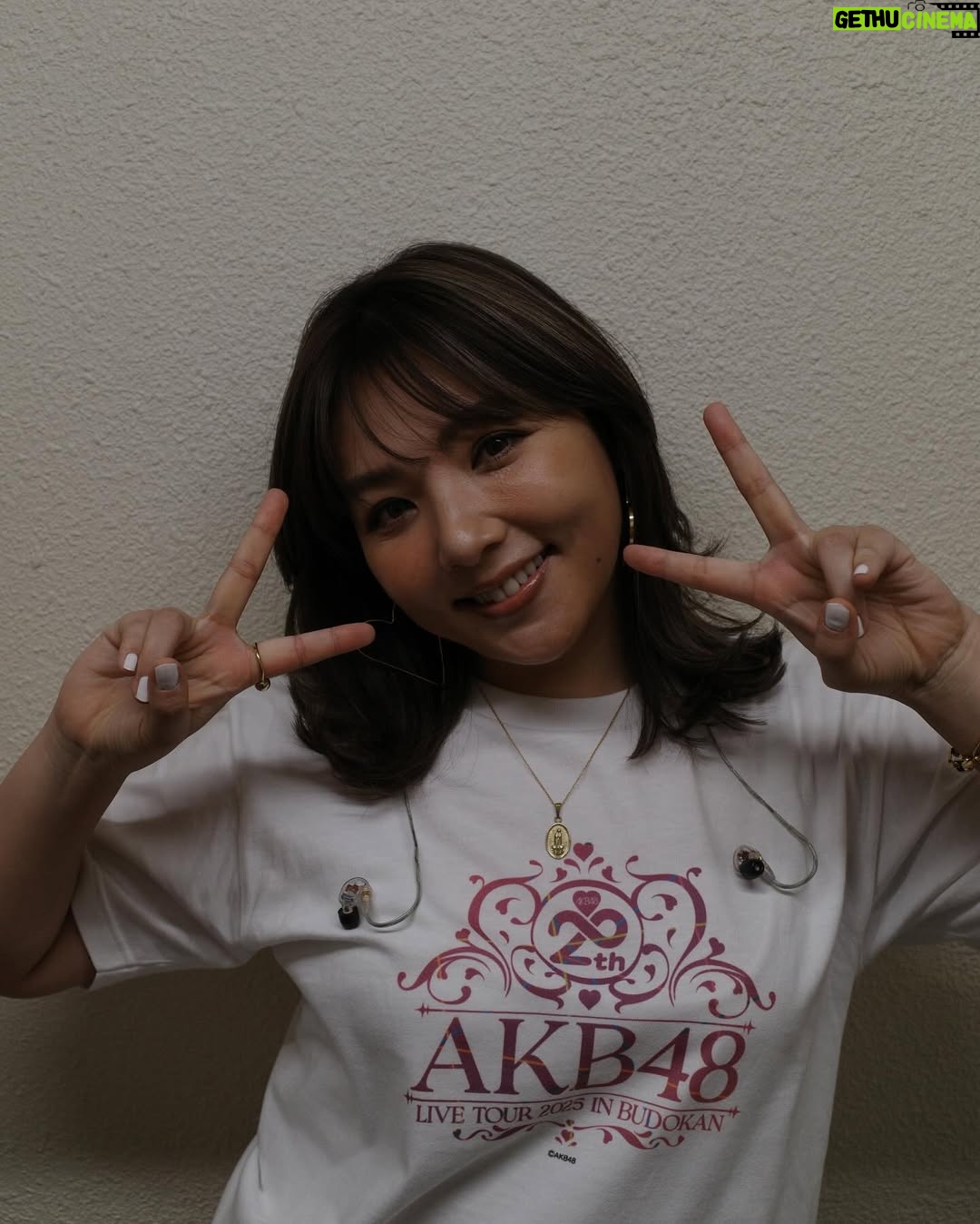 Kayo Noro - 52.2K Likes - AKB48 チームK 
・
本当に色々な思い出があります☺️
メンバーは友達とも家族とも違う、、、何て言っていいかわからないけど。とにかく面白くて可愛くて。この先も人生においてきっと大切な存在なことは確かです。
色々苦労したこともあったけど、このチームKのメンバーだったから私みたいな人間もやってこれたんだなと思います。本当にチームKメンバーには感謝しています。本当にみんなにありがとう。
・
今回もさ、、、完璧なちゃんとした私をみんなとファンの人とスタッフさん達に見せたかったのに。チームK曲であんなことになっちゃって。。（何のことかわからない方はHuluでコンサート見てみてね♡）w
みんなが笑ってくれてて本当になんていうか、、、感謝しかないw
私は私から逃れられないと思い知りました🥲w
現役メンバーもごめんね🙇‍♀️
けどーーーーーーーーー！！！！！！！！！
めちゃくちゃめちゃくちゃ楽しかった😆🩷
ごめんね！楽しかった😆w
また日本武道館でみんなと元気に会えてよかった👍
それにつきます。
そして
本当に奇跡みたいな20年間を過ごしたんだなって思います。
今のところ、積み重なった奇跡的な毎日、過ごしています。
・
・
個人的には辛かったことも沢山あったけれど。
当時、その時その時自分が思う努力をして頑張ってたことに間違いはないけど、今思えば、努力と頑張りは足りなかったよなって思います。
その時はわからなかった。。。
その時応援してくれてたファンの皆さんにも、もっともっと愛をお返し出来ることがあったと反省する日々です。ごめんねm(_ _)m
・
・
今は、本当に色々なことを気づかせてくれる友達や、周りのスタッフの皆さん、先輩、家族、メンバー（特に優子）、みんなのおかげで奇跡的な日々を過ごせています。
いいことも間違ってることも教えてくれる😅
みんなありがとうね😭
・
・
・
これも言わせてくださいm(_ _)m
あの日、テレビ電話オーディションで私を合格させてくれた窪田さん。
面白い奴だなと最後に合格を出してくれて、色々なことを沢山教えてくださった秋元先生♡
本当に感謝です。ありがとうございますm(_ _)m
これからもよろしくお願いします🙇‍♀️
・
・
最後に。
応援してくださるみなさん。いつもありがとうございますm(_ _)m
♡
・
・
長くなりましたが、、、
・
AKB48 20周年おめでとうございます💚
・
・
・
あれ！！写真にめーたんがいない！！