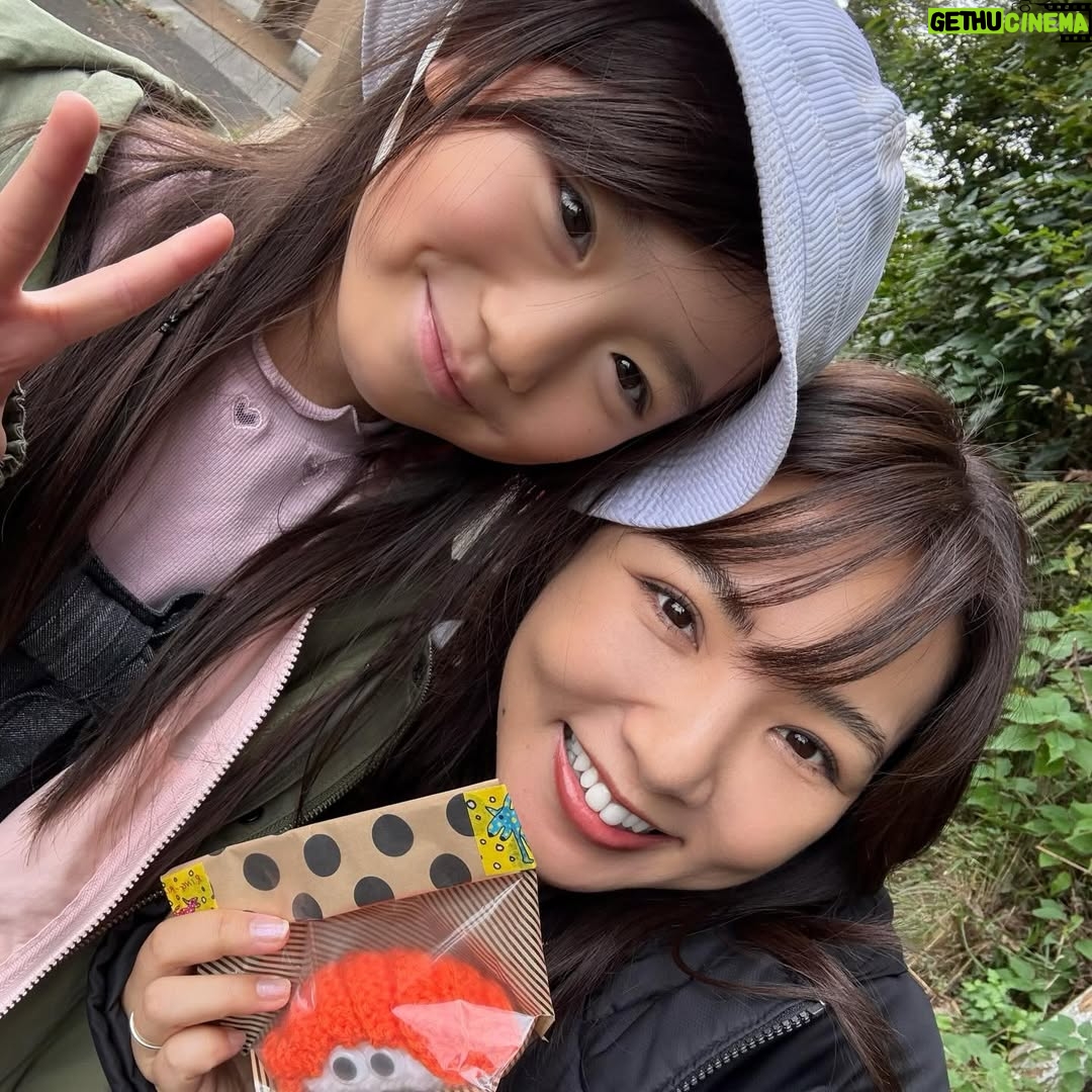 Kayo Noro - 77.1K Likes - 『フェイクマミー』
最終回を迎えました。
楽しみに見てくださっていたみなさん、ありがとうございました♡
・
改めて色々勉強させてもらったなぁと思う撮影でしたが、とても楽しかったです✨
・
私の娘九条璃子役をやってくれた戸叶杏ちゃん🩷
編み物🧶が得意でダンスも得意で優しくて面倒見が良くて。とっても可愛かった♡心強かったです。
杏ちゃんが私のお誕生日に編み物でサーモンのお寿司を作ってくれました😭私がサーモンのお寿司好きなの調べてくれたんだって涙
嬉しいかった、、、大事にしています🩷
・
三羽烏の橋本さんくるみちゃんと一緒だったからより撮影も楽しくできました！！
そして波瑠ちゃん川栄（りっちゃん）とお仕事一緒にさせてもらって、嬉しかったのと勉強になったのと。
スタッフさんも仲良くしてくださって。
個人的にもう一つ思い出🎯フェイクマミーチームで出演した番組宣伝、それスノフレンドパーク。
これは本当にチームで頑張れたし、温かいチームだった。波瑠ちゃんの涙が忘れられません。
楽しかったです☺️
・
・
・
写真が少なくて申し訳ない。と思いつつ