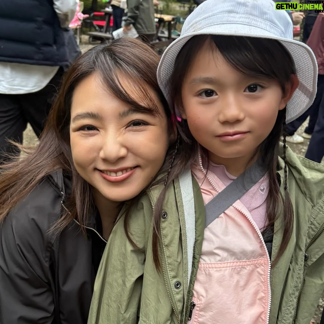 Kayo Noro - 77.1K Likes - 『フェイクマミー』
最終回を迎えました。
楽しみに見てくださっていたみなさん、ありがとうございました♡
・
改めて色々勉強させてもらったなぁと思う撮影でしたが、とても楽しかったです✨
・
私の娘九条璃子役をやってくれた戸叶杏ちゃん🩷
編み物🧶が得意でダンスも得意で優しくて面倒見が良くて。とっても可愛かった♡心強かったです。
杏ちゃんが私のお誕生日に編み物でサーモンのお寿司を作ってくれました😭私がサーモンのお寿司好きなの調べてくれたんだって涙
嬉しいかった、、、大事にしています🩷
・
三羽烏の橋本さんくるみちゃんと一緒だったからより撮影も楽しくできました！！
そして波瑠ちゃん川栄（りっちゃん）とお仕事一緒にさせてもらって、嬉しかったのと勉強になったのと。
スタッフさんも仲良くしてくださって。
個人的にもう一つ思い出🎯フェイクマミーチームで出演した番組宣伝、それスノフレンドパーク。
これは本当にチームで頑張れたし、温かいチームだった。波瑠ちゃんの涙が忘れられません。
楽しかったです☺️
・
・
・
写真が少なくて申し訳ない。と思いつつ