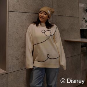 Kayo Noro Instagram - ミッキーのニット帽とニット♡
めちゃくちゃ可愛くてお気に入りです！
帽子もチクチクしにくくておでこ快適で、めちゃくちゃ可愛いし♡
ニットも着心地が良くて首もあったかいし、サイズ感も好きで☺️
心にミッキーシェイプ、背中はミッキーの手が支えてくれてる😭❤️
私の日常はミッキーに支えられてます！
ベルメゾンのディズニーファンタジーショップの商品です♡
私は昔から大好きなショップです！！
デザインも可愛いし、アパレルも充実してて、部屋着も好きで何着も持ってて、
実は父と母と私とお揃いのディズニーファンタジーショップのあったかグッズを着たりして☺️♡
家族でも昔から大ファンです✨
ベルメゾンでしか買えない限定アイテムが沢山あるので見つけるの楽しいですよね！！
・
着用した商品はこちらです💁‍♀️
・ポンポン付きニット帽
・コード刺繍ニット
「ベルメゾン ディズニー」で検索してみてね！
・
@dfs_bm
#PR #ベルメゾン  #ベルメゾンディズニー