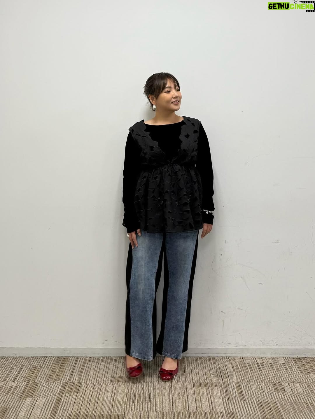 Kayo Noro - 71.1K Likes - 衣装です🙋🏻‍♀️
・
①
knit with bustier @jusglitty_official
pants @arpege_story
penny loafers @kanematsu_official
jewelry @zuttoholic
・
・
②
blouse @qualite_official
pants @lounie_jp
pumps @kanematsu_official
jewelry @unoaerre_japan
・
・
③
velour pullover @cadune_official
lace blouse @mystrada_official
pants @threefourtime_official
pumps @tsurubymarikooikawa
jewelry @unoaerre_japan
・
・
④
camisole @mystrada_official
blouse @opaque.clip
pants @stola.jp
sandal @daianashoespress
pierce,ear cuff @zuttoholic
blacelet,ring @unoaerre_japan
・
・
⑤
jacket @studious_womens ,@studious_official
lace blouse @manof_official
pants @unfilo_official
pumps @tsurubymarikooikawa
jewelry @unoaerre_japan
・
・
⑥
blouson,blouse @cadune_official
pants @zara
pumps @tsurubymarikooikawa
jewelry @unoaerre_japan
・
・
⑦
cardigan @ships_women_official 
cut&sewn @lounie_jp
skirt @doclasse_style
sandal @tsurubymarikooikawa
jewelry @unoaerre_japan
・
・
⑧
blouse @whimgazette_official
t-shirt @g_rock_s
pants @lounie_jp
mule @kanematsu_official
jewelry @unoaerre_japan
・
・
⑨
skirt @cadune_official
mule @kanematsu_official
jewelry @unoaerre_japan
・
・
⑩
knit @rougeviflacle_official
skirt,pumps @tsurubymarikooikawa
pierce @zuttoholic
blacelet,ring @unoaerre_japan
・
・
⑪
blouse @opaque.clip
pants @manof_official
sandal @kanematsu_official
jewelry @unoaerre_japan
・
・
⑫

polo shirt @ships_women_official
skirt @lounie_jp
boots @dianashoespress
blacelet,ring @unoaerre_japan