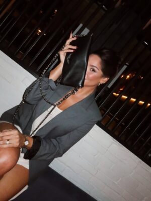 Kel Calderón Instagram - Hace mil que soñaba con colaborar con esta marca que amo y el otro dia nos invitaron a una cena muy cool donde nos regalonearon mucho ✨️🖤
Gracias #Zadig&Voltaire por tremenda invitación! ⭐️🖤

@werockchile 
Look: head to toe Zadig&Voltaire 🖤
Glam: @raulflores 
📸: @mfinsta