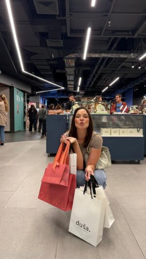 Kel Calderón Instagram - ✨ Nuevo spot favorito desbloqueado ✨😎😎😎🎁

Ayer conocí Alto Diseño, el nuevo espacio de Cenco Alto Las Condes que reúne moda, belleza y diseño en un solo lugar 🤍😏✨️

Un lugar lleno de texturas, vitrinas cool y lo mejor: solo marcas chilenas ❤️‍🔥❤️‍🔥❤️‍🔥

Es el panotama perfecto para venir a descubrir tendencias, elegir tesoritos nuevos para tu closet y encontrar miles de ideas soñadas para hacer regalos ✨❤️‍🔥

Ya está oficialmente abierto en Cenco Alto Las Condes, Nivel 3!! 
Tienen que conocerlo 💫💛💛💛😏 

@cencomallscl
#AltoDiseño #CencoMalls