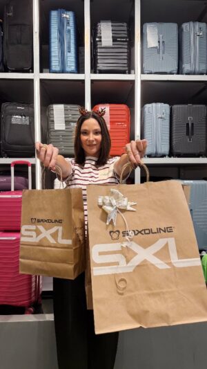 Kel Calderón Instagram - Mi época FAV del añoooo 🎄🎅🏻✨
¿Cuál de estos regalitos les gustaría recibir?

Miiren las infinitas opciones de regalo que hay en @saxolinecl 🎁🎁 y las cositas que que les compré a mi @nancyhuenupe, @mfinsta a mi Papá @hernancalderon y a @tissinetti 🙊🙊🙊❤️‍🔥❤️‍🔥❤️‍🔥❤️‍🔥

Que tendrán que fingir demencia y sorpresa cuando los reciban 🙄😬😬😬😅

Quedense MEGA atentos xq mañana les tenemos una sorpresa que les hara esta navidad muchisimo mas fácil 🤭😏😏🤫🤐