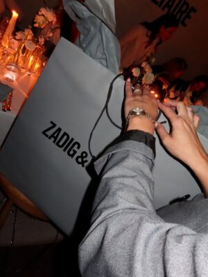 Kel Calderón Instagram - Hace mil que soñaba con colaborar con esta marca que amo y el otro dia nos invitaron a una cena muy cool donde nos regalonearon mucho ✨️🖤
Gracias #Zadig&Voltaire por tremenda invitación! ⭐️🖤

@werockchile 
Look: head to toe Zadig&Voltaire 🖤
Glam: @raulflores 
📸: @mfinsta