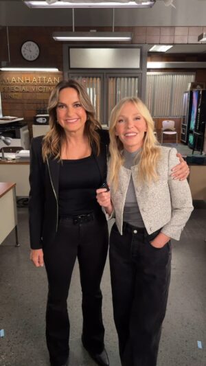 Kelli Giddish Instagram - These two legends. ❤️ Don't miss the return of Law & Order Thursday TONIGHT starting at 8/7c on @NBC.