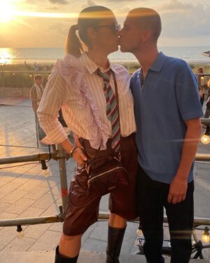 Kelly Pfaff Instagram - Stealing a kiss during sunset is just precious #tienomtezien  thank you @jody_stylist for capturing this moment 😘