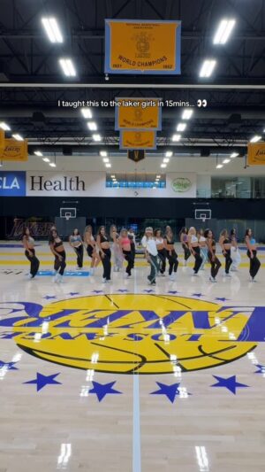 Kelly Sweeney Instagram - my clean queens 👑 @lakergirls 
#kellysweeneychoreo #arianagrande #lakergirls #lakers