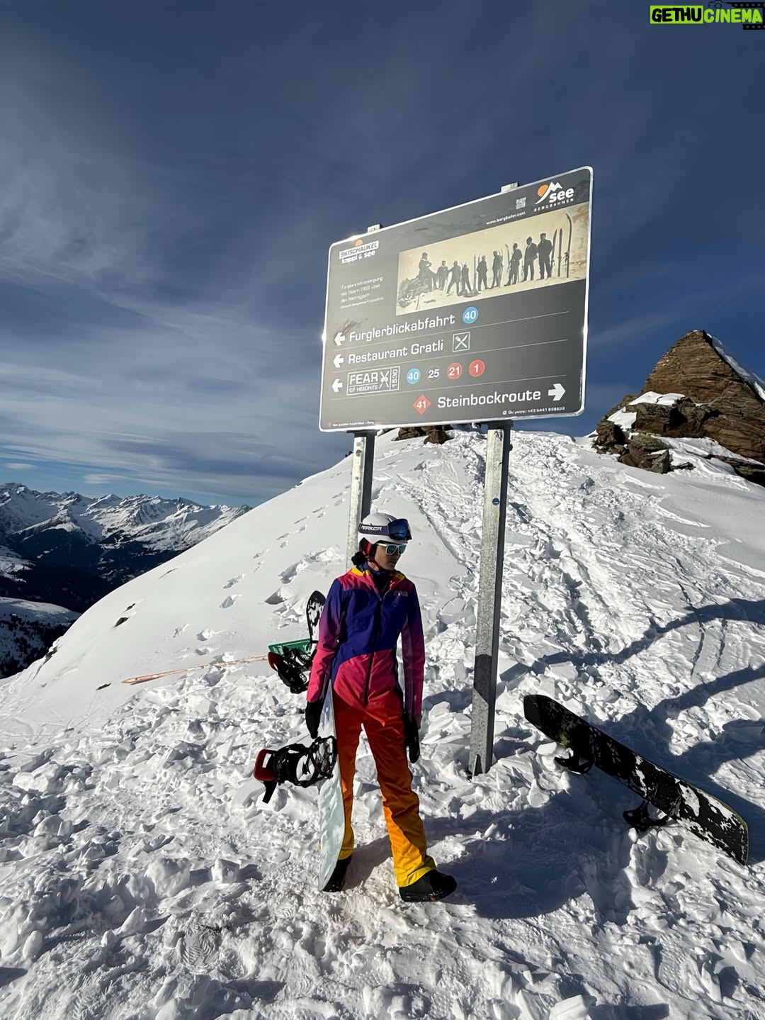Kelly Tandiono - 5.6K Likes - Helmet on, worries off. Snowboarding through Austria with sore legs, loud laughs, and that I’m exactly where I should be feeling. A little chaos, a lot of joy, and yes I’ll do it again tomorrow. ♥️
.
#Snowboarding #WinterSports #Snowboarder #Austria