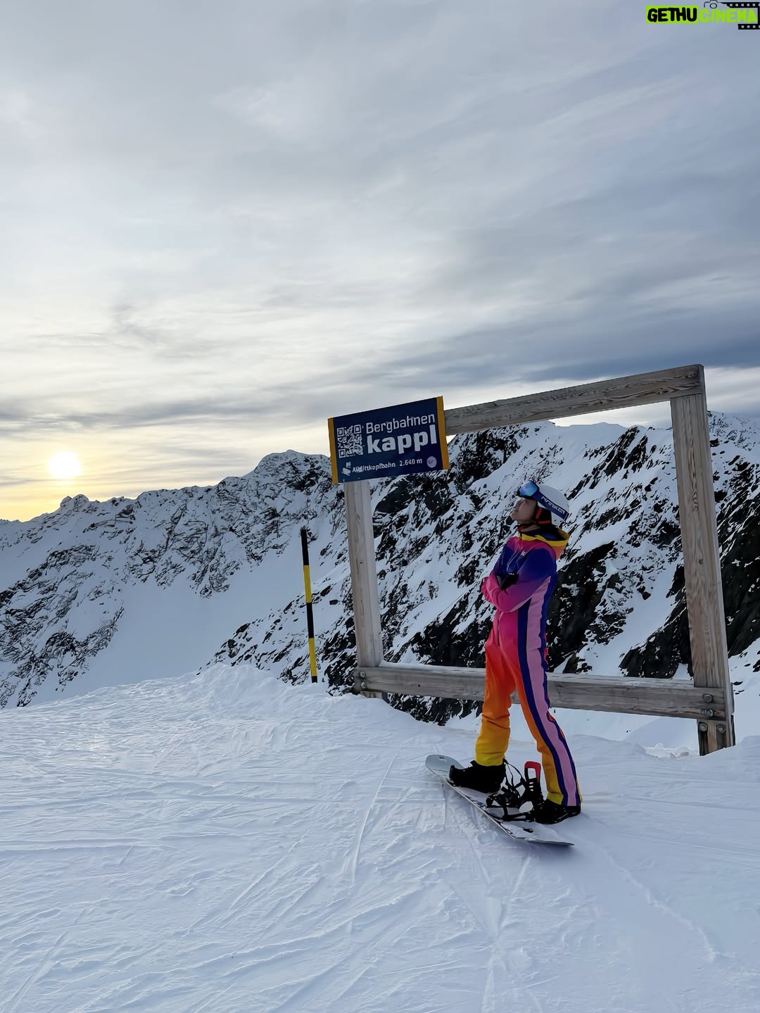 Kelly Tandiono - 5.6K Likes - Helmet on, worries off. Snowboarding through Austria with sore legs, loud laughs, and that I’m exactly where I should be feeling. A little chaos, a lot of joy, and yes I’ll do it again tomorrow. ♥️
.
#Snowboarding #WinterSports #Snowboarder #Austria
