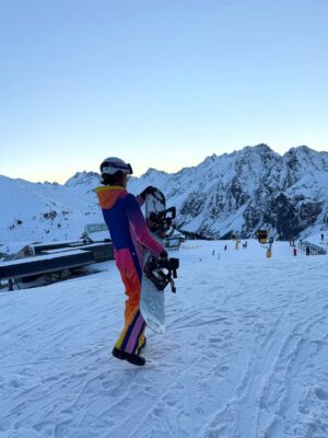 Kelly Tandiono Instagram - Helmet on, worries off. Snowboarding through Austria with sore legs, loud laughs, and that I’m exactly where I should be feeling. A little chaos, a lot of joy, and yes I’ll do it again tomorrow. ♥️
.
#Snowboarding #WinterSports #Snowboarder #Austria
