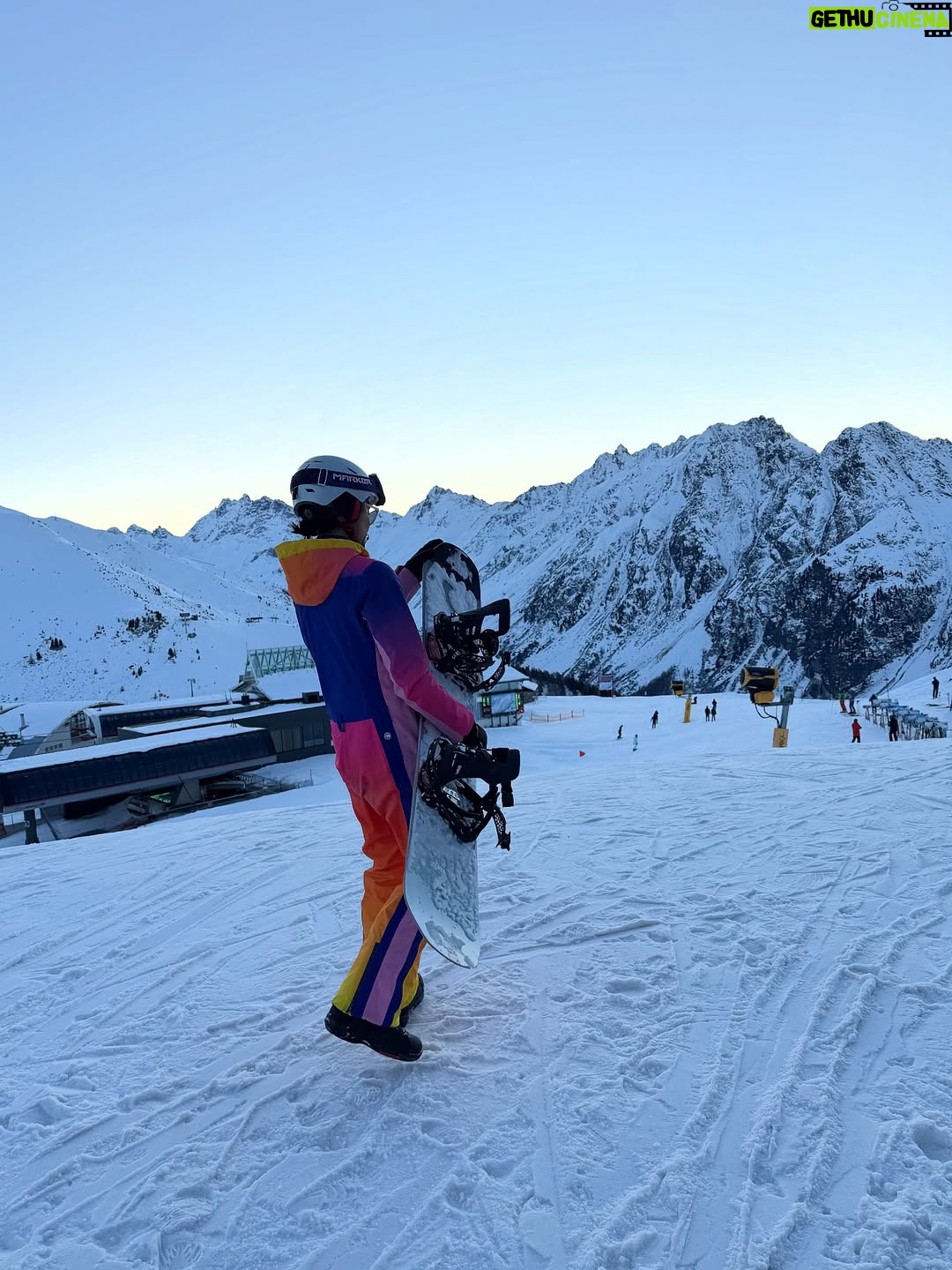 Kelly Tandiono - 5.6K Likes - Helmet on, worries off. Snowboarding through Austria with sore legs, loud laughs, and that I’m exactly where I should be feeling. A little chaos, a lot of joy, and yes I’ll do it again tomorrow. ♥️
.
#Snowboarding #WinterSports #Snowboarder #Austria