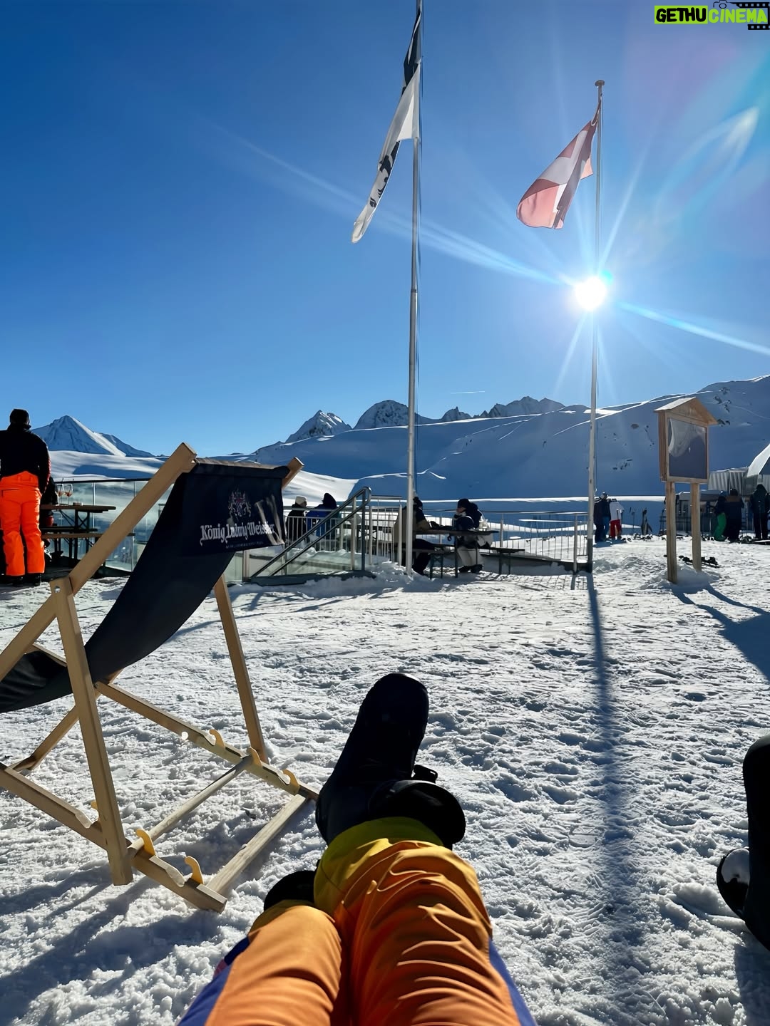 Kelly Tandiono - 5.6K Likes - Helmet on, worries off. Snowboarding through Austria with sore legs, loud laughs, and that I’m exactly where I should be feeling. A little chaos, a lot of joy, and yes I’ll do it again tomorrow. ♥️
.
#Snowboarding #WinterSports #Snowboarder #Austria