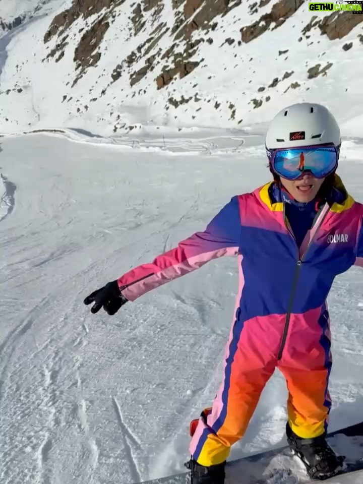 Kelly Tandiono - 5.6K Likes - Helmet on, worries off. Snowboarding through Austria with sore legs, loud laughs, and that I’m exactly where I should be feeling. A little chaos, a lot of joy, and yes I’ll do it again tomorrow. ♥️
.
#Snowboarding #WinterSports #Snowboarder #Austria