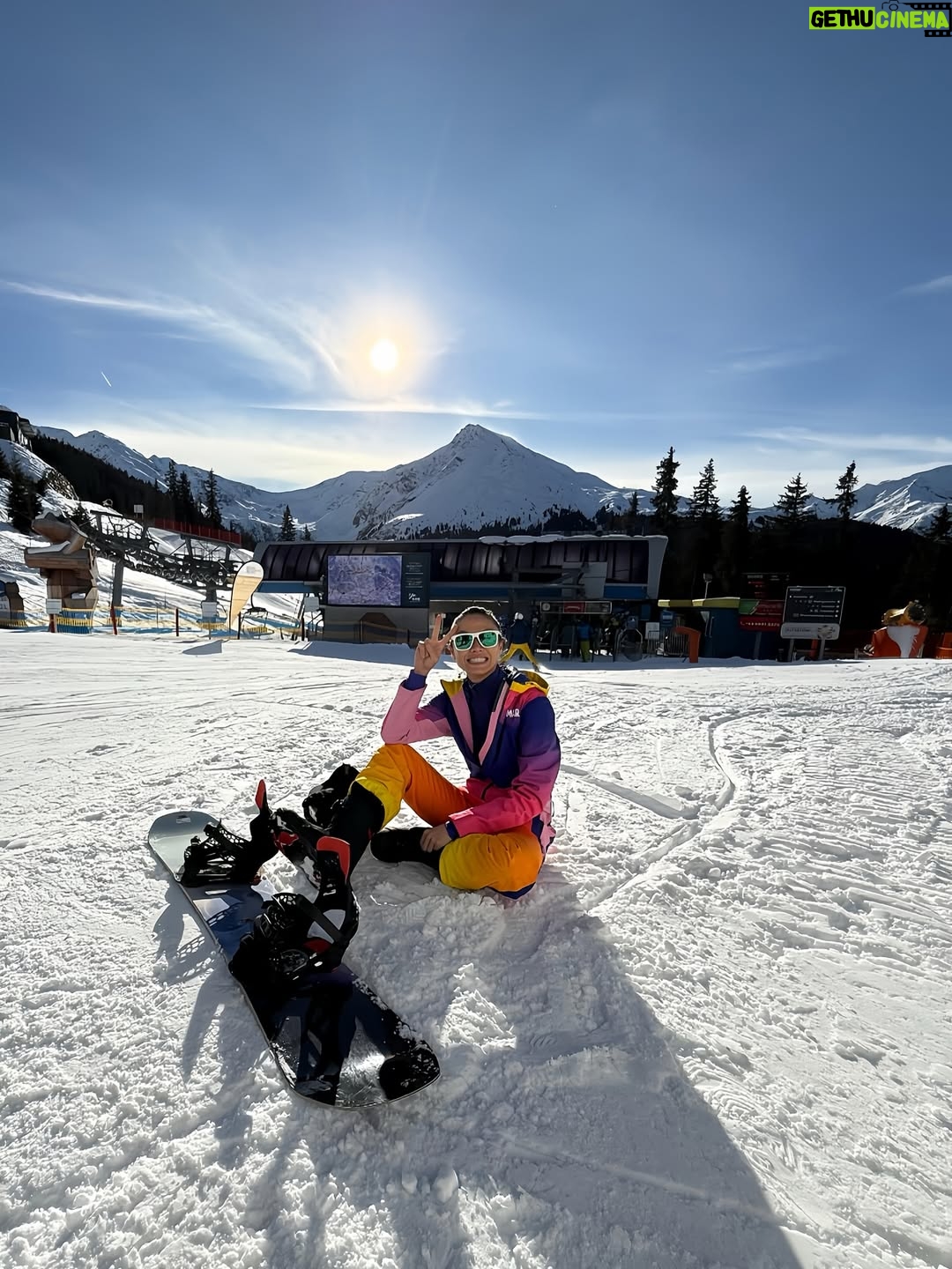 Kelly Tandiono - 5.6K Likes - Helmet on, worries off. Snowboarding through Austria with sore legs, loud laughs, and that I’m exactly where I should be feeling. A little chaos, a lot of joy, and yes I’ll do it again tomorrow. ♥️
.
#Snowboarding #WinterSports #Snowboarder #Austria