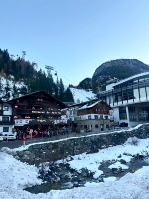Kelly Tandiono Instagram - Helmet on, worries off. Snowboarding through Austria with sore legs, loud laughs, and that I’m exactly where I should be feeling. A little chaos, a lot of joy, and yes I’ll do it again tomorrow. ♥️
.
#Snowboarding #WinterSports #Snowboarder #Austria