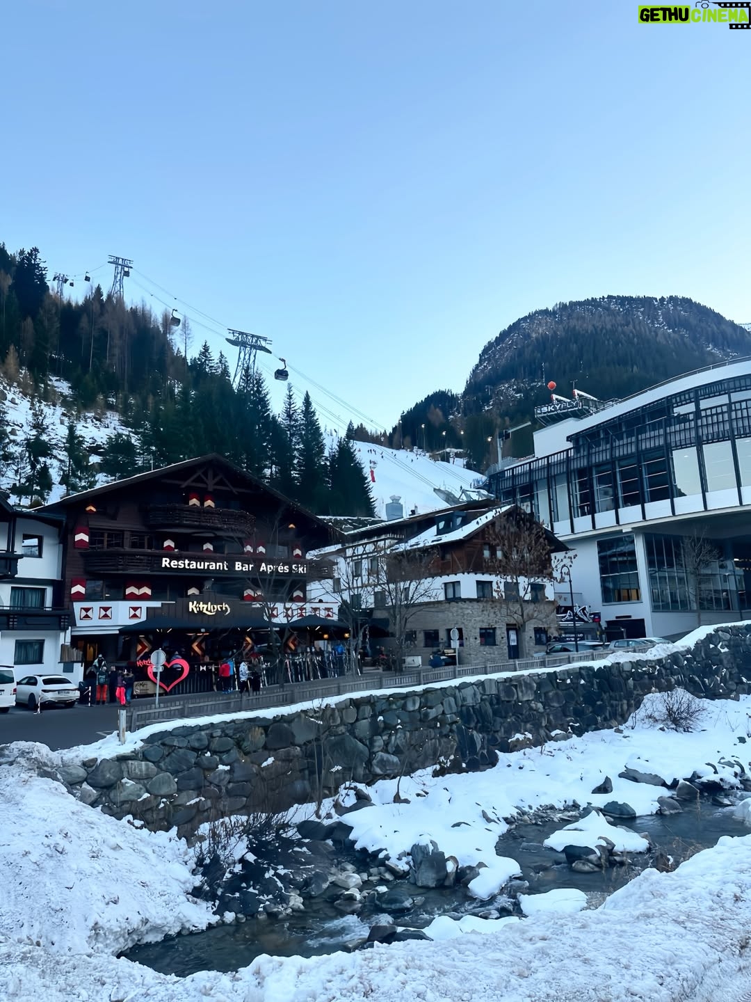 Kelly Tandiono - 5.6K Likes - Helmet on, worries off. Snowboarding through Austria with sore legs, loud laughs, and that I’m exactly where I should be feeling. A little chaos, a lot of joy, and yes I’ll do it again tomorrow. ♥️
.
#Snowboarding #WinterSports #Snowboarder #Austria