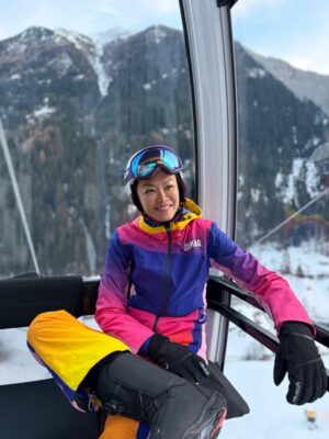 Kelly Tandiono Instagram - Helmet on, worries off. Snowboarding through Austria with sore legs, loud laughs, and that I’m exactly where I should be feeling. A little chaos, a lot of joy, and yes I’ll do it again tomorrow. ♥️
.
#Snowboarding #WinterSports #Snowboarder #Austria