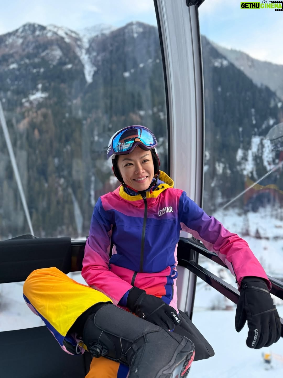 Kelly Tandiono - 5.6K Likes - Helmet on, worries off. Snowboarding through Austria with sore legs, loud laughs, and that I’m exactly where I should be feeling. A little chaos, a lot of joy, and yes I’ll do it again tomorrow. ♥️
.
#Snowboarding #WinterSports #Snowboarder #Austria