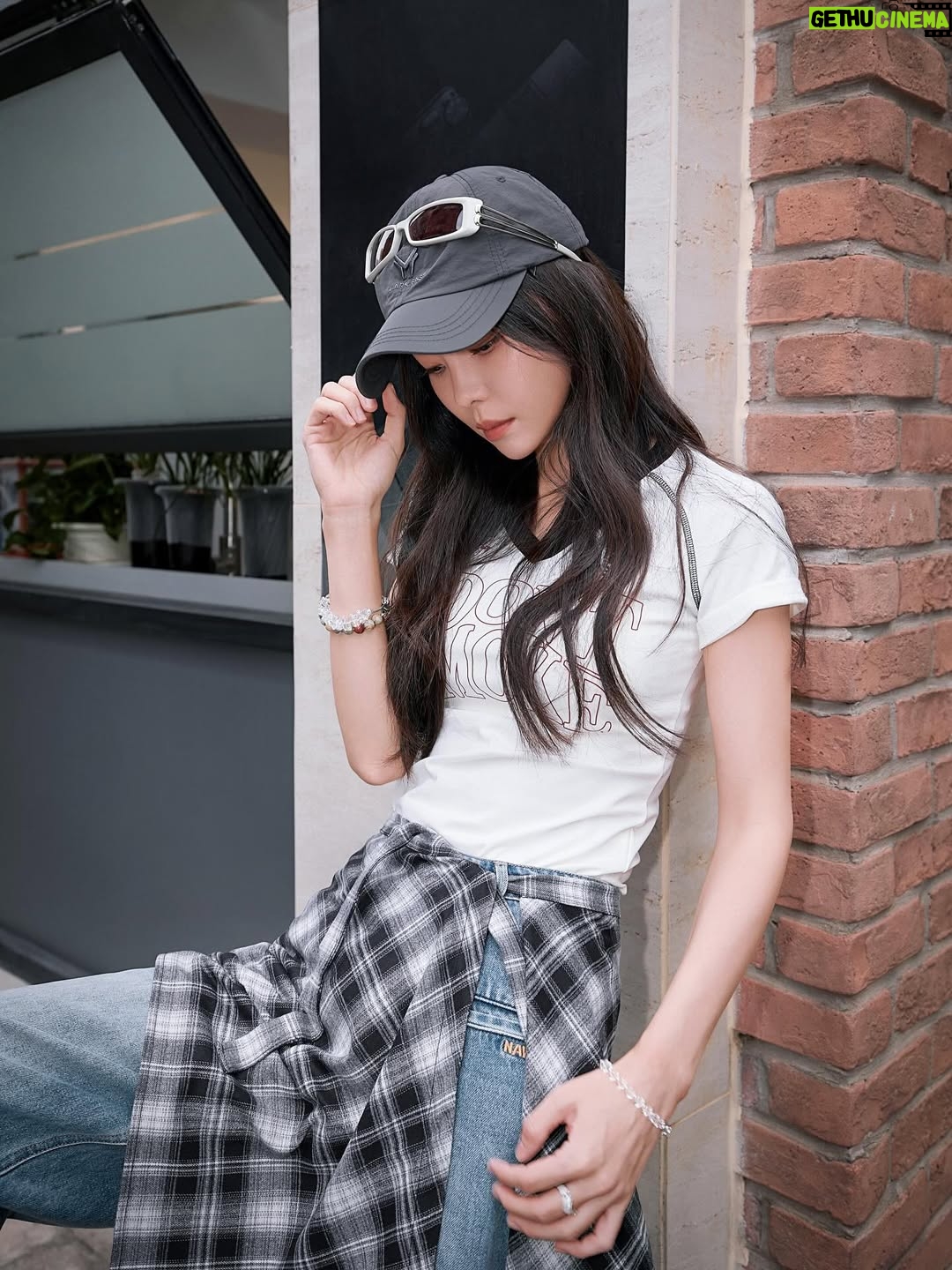 Kelly Yu - 12.4K Likes - 夏天是彻底过去了
