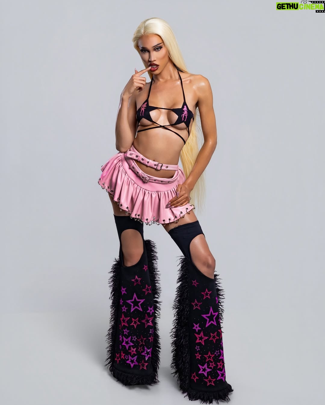 Kerri Colby - 37.7K Likes - My ultimate ✨ALLSTAR collection✨ is here! Delivering head to toe Big Winner Energy in the most glamorous and dazzling way for everyone! 💞
I have been working on this magical project with @nuwa1997_official for a little over a year and I’m so excited to finally share with you all!✨PRESALE STARTS NOW!✨
 @nuwa1997_official website or through kerricolby.com

Thank you @vampirechinese for being the best design partner

Models 💞
@pink_neinu 
@stelluhb 
@ashurgharavi 
@noahwaybabe 
@jessejamespattison 

Photography by @jordy.sng