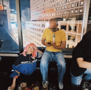 Keyyo Instagram - Jag och Johan har gjort en serie som heter Ålderskris som jag är jättestolt över.
Vi åker till Japan, dricker sangria i Spanien, gör tiktoks, träffar munkar, blir utskällda, spår oss, går på konsultation för botox, skrattar och mitt i allt så krisar vi också en del. Premiär på SVT idag men finns redan nu på Play. Det vore jättekul om ni ville titta! Säg gärna vad ni tycker! ❤️