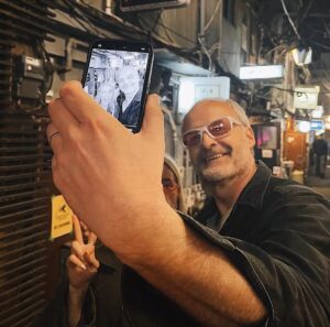 Keyyo Instagram - Jag och Johan har gjort en serie som heter Ålderskris som jag är jättestolt över.
Vi åker till Japan, dricker sangria i Spanien, gör tiktoks, träffar munkar, blir utskällda, spår oss, går på konsultation för botox, skrattar och mitt i allt så krisar vi också en del. Premiär på SVT idag men finns redan nu på Play. Det vore jättekul om ni ville titta! Säg gärna vad ni tycker! ❤️