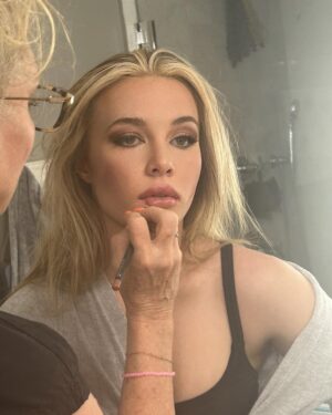 Kijsa Gifford Instagram - @karikoerpermakeup multi Emmy Award Winning Makeup Artist #emmys. Getting my makeup done by Kari ♥️ who will be my makeup artist team in all of my upcoming projects 🙌🏼