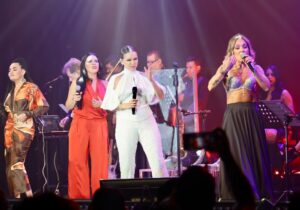 Kika Edgar Instagram - Cerrando ciclos de una época bellísima!💖Mis compañeras y amigas @polancodalilah  @lorenadelagarzaoficial  @reynalopezmx las amo! Gracias por ser cómplices de este maravilloso momento! ✨✨

📸: @valezukaa