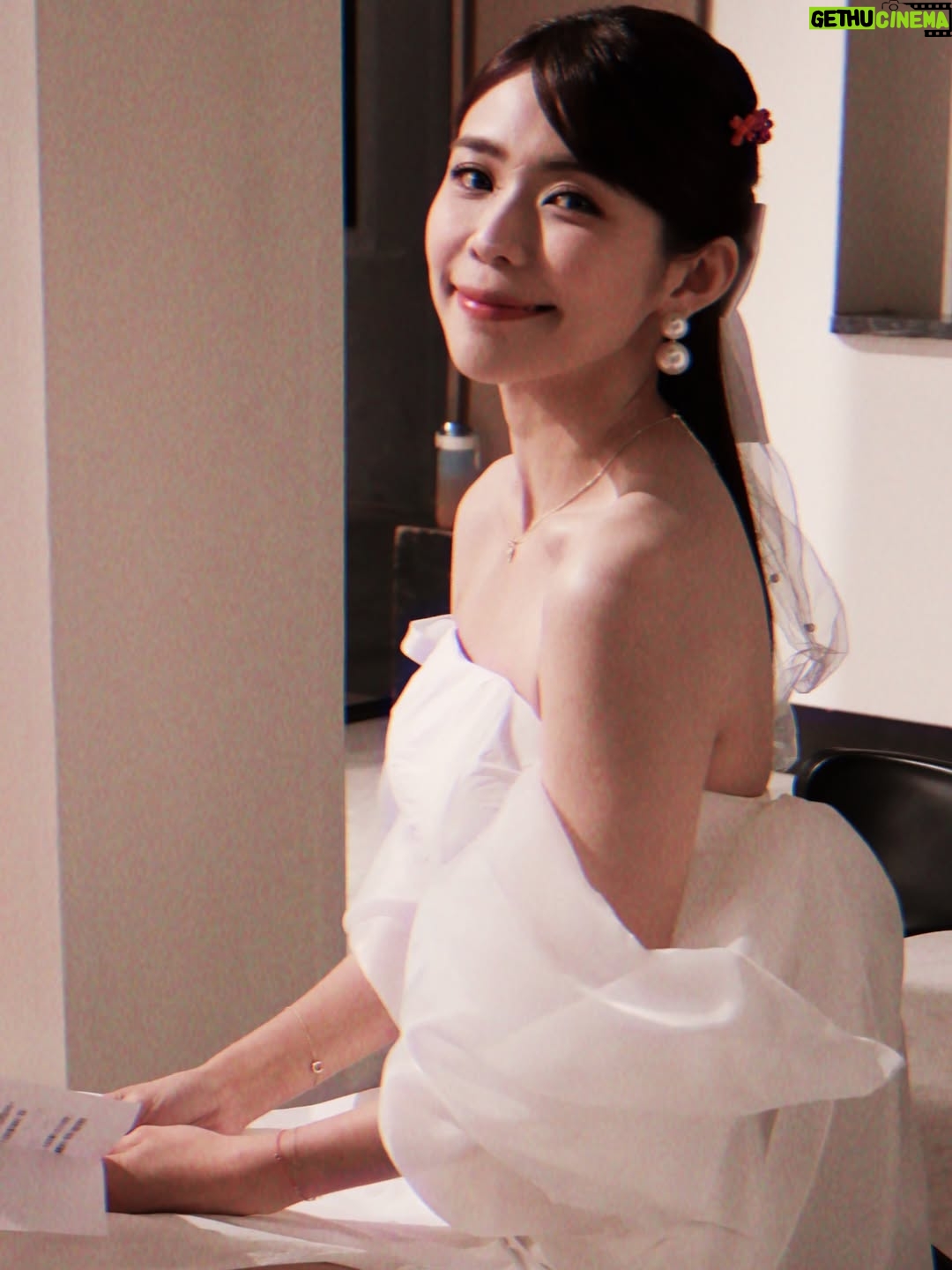 Kiki Lin - 18.2K Likes - 不只是你們覺得突然
這劇情公證速度也真令我們措手不及
根本來不及生出不能是婚紗卻要美美的公證衣服
所以，感謝我妹贊助播出
這件可真的是我妹去登記結婚時穿的仙女洋裝啊♥️
還好最近有瘦不然根本休想穿我妹這個無敵Xs 
我可是前一天就餓肚子 隔天還整天沒吃飯才塞進去的…..

雖然恩曦令人覺得不可思議
但…好啦還是要給她美美的

-
附上不明所以的影片😆
與最後莫名的一張無關劇情合照🤣
謝謝我們侑宣當天幫我記錄🫶🏻

#哭哭笑笑
#這幾天哭掉一公升的眼淚