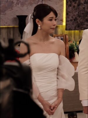 Kiki Lin Instagram - 不只是你們覺得突然
這劇情公證速度也真令我們措手不及
根本來不及生出不能是婚紗卻要美美的公證衣服
所以，感謝我妹贊助播出
這件可真的是我妹去登記結婚時穿的仙女洋裝啊♥️
還好最近有瘦不然根本休想穿我妹這個無敵Xs 
我可是前一天就餓肚子 隔天還整天沒吃飯才塞進去的…..

雖然恩曦令人覺得不可思議
但…好啦還是要給她美美的

-
附上不明所以的影片😆
與最後莫名的一張無關劇情合照🤣
謝謝我們侑宣當天幫我記錄🫶🏻

#哭哭笑笑
#這幾天哭掉一公升的眼淚