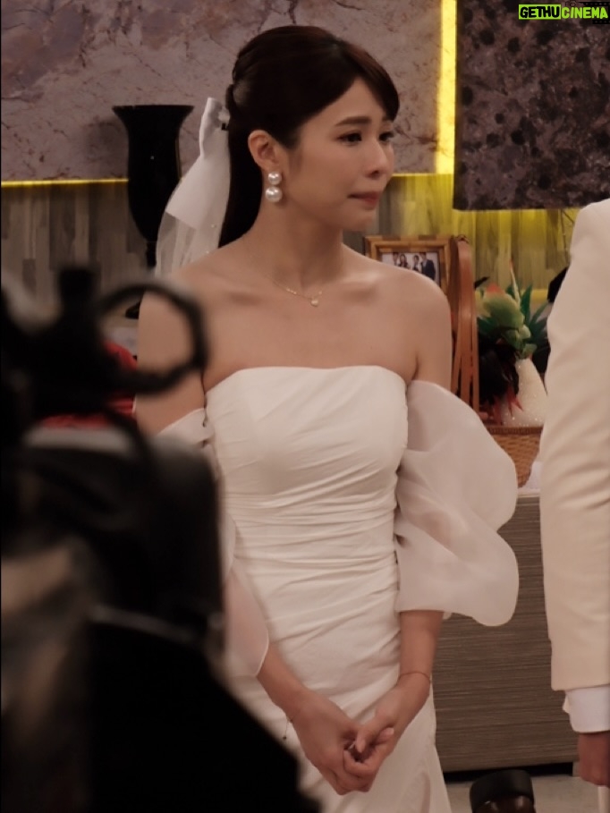 Kiki Lin - 18.2K Likes - 不只是你們覺得突然
這劇情公證速度也真令我們措手不及
根本來不及生出不能是婚紗卻要美美的公證衣服
所以，感謝我妹贊助播出
這件可真的是我妹去登記結婚時穿的仙女洋裝啊♥️
還好最近有瘦不然根本休想穿我妹這個無敵Xs 
我可是前一天就餓肚子 隔天還整天沒吃飯才塞進去的…..

雖然恩曦令人覺得不可思議
但…好啦還是要給她美美的

-
附上不明所以的影片😆
與最後莫名的一張無關劇情合照🤣
謝謝我們侑宣當天幫我記錄🫶🏻

#哭哭笑笑
#這幾天哭掉一公升的眼淚