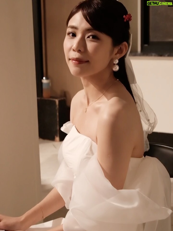 Kiki Lin - 18.2K Likes - 不只是你們覺得突然
這劇情公證速度也真令我們措手不及
根本來不及生出不能是婚紗卻要美美的公證衣服
所以，感謝我妹贊助播出
這件可真的是我妹去登記結婚時穿的仙女洋裝啊♥️
還好最近有瘦不然根本休想穿我妹這個無敵Xs 
我可是前一天就餓肚子 隔天還整天沒吃飯才塞進去的…..

雖然恩曦令人覺得不可思議
但…好啦還是要給她美美的

-
附上不明所以的影片😆
與最後莫名的一張無關劇情合照🤣
謝謝我們侑宣當天幫我記錄🫶🏻

#哭哭笑笑
#這幾天哭掉一公升的眼淚