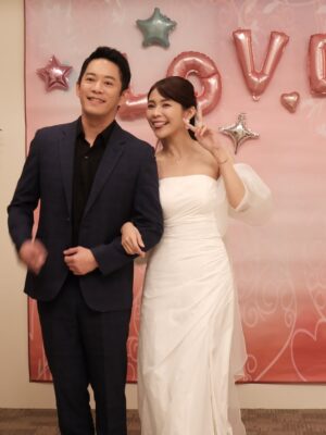 Kiki Lin Instagram - 不只是你們覺得突然
這劇情公證速度也真令我們措手不及
根本來不及生出不能是婚紗卻要美美的公證衣服
所以，感謝我妹贊助播出
這件可真的是我妹去登記結婚時穿的仙女洋裝啊♥️
還好最近有瘦不然根本休想穿我妹這個無敵Xs 
我可是前一天就餓肚子 隔天還整天沒吃飯才塞進去的…..

雖然恩曦令人覺得不可思議
但…好啦還是要給她美美的

-
附上不明所以的影片😆
與最後莫名的一張無關劇情合照🤣
謝謝我們侑宣當天幫我記錄🫶🏻

#哭哭笑笑
#這幾天哭掉一公升的眼淚