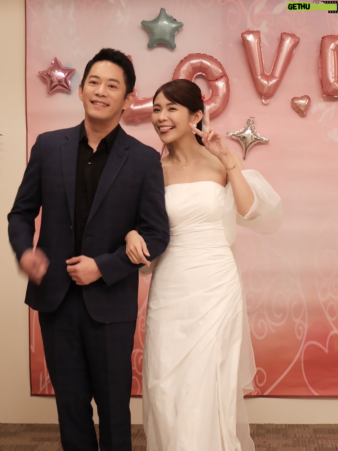 Kiki Lin - 18.2K Likes - 不只是你們覺得突然
這劇情公證速度也真令我們措手不及
根本來不及生出不能是婚紗卻要美美的公證衣服
所以，感謝我妹贊助播出
這件可真的是我妹去登記結婚時穿的仙女洋裝啊♥️
還好最近有瘦不然根本休想穿我妹這個無敵Xs 
我可是前一天就餓肚子 隔天還整天沒吃飯才塞進去的…..

雖然恩曦令人覺得不可思議
但…好啦還是要給她美美的

-
附上不明所以的影片😆
與最後莫名的一張無關劇情合照🤣
謝謝我們侑宣當天幫我記錄🫶🏻

#哭哭笑笑
#這幾天哭掉一公升的眼淚