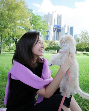 Kim Ha-neul Instagram - 🐕🐾🥰