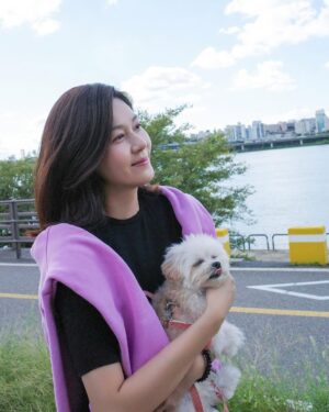 Kim Ha-neul Instagram - 🐕🐾🥰