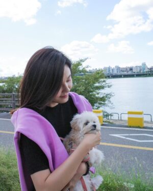 Kim Ha-neul Instagram - 🐕🐾🥰