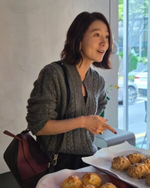 Kim Hee-ae Instagram - 좋아하는 것들로 채우는 하루✨

#AD #LoeweFW25 #LoewexAlbers