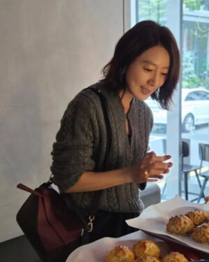Kim Hee-ae Instagram - 좋아하는 것들로 채우는 하루✨

#AD #LoeweFW25 #LoewexAlbers