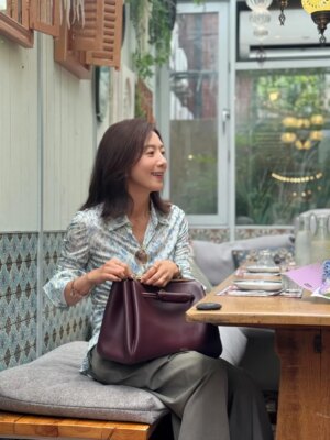 Kim Hee-ae Instagram - .
도심 속 작은 정원에서
짧은 여행 같은 점심시간! 🌿✨

@loewe #AD #Madridbag