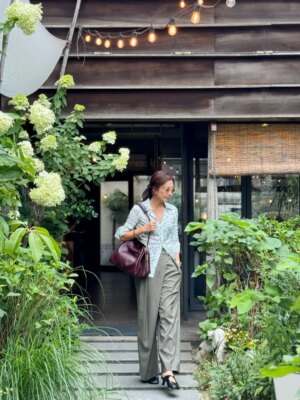 Kim Hee-ae Instagram - .
도심 속 작은 정원에서
짧은 여행 같은 점심시간! 🌿✨

@loewe #AD #Madridbag