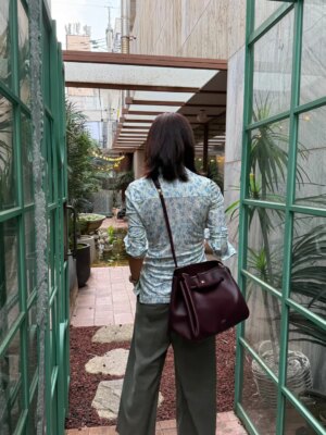 Kim Hee-ae Instagram - .
도심 속 작은 정원에서
짧은 여행 같은 점심시간! 🌿✨

@loewe #AD #Madridbag