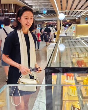 Kim Hee-ae Instagram - .
화이트 애정템🤍 두르고
맛나보이는 케이크 구경중🍰

#쁘렝땅 #PRENDANG
#김희애 #KIMHEEAE
@keyeastofficial