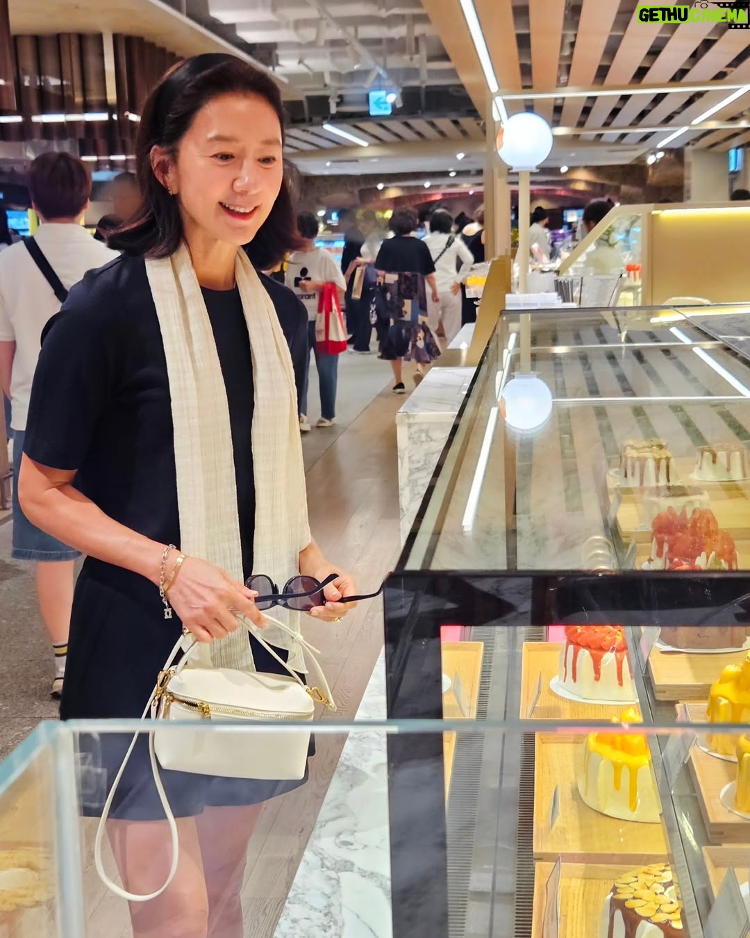 Kim Hee-ae - 12.4K Likes - .
화이트 애정템🤍 두르고
맛나보이는 케이크 구경중🍰

#쁘렝땅 #PRENDANG
#김희애 #KIMHEEAE
@keyeastofficial