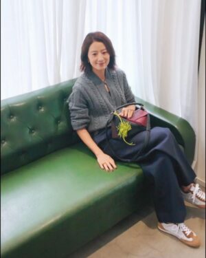 Kim Hee-ae Instagram - 좋아하는 것들로 채우는 하루✨

#AD #LoeweFW25 #LoewexAlbers