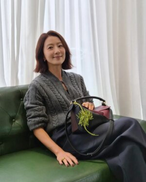 Kim Hee-ae Instagram - 좋아하는 것들로 채우는 하루✨

#AD #LoeweFW25 #LoewexAlbers